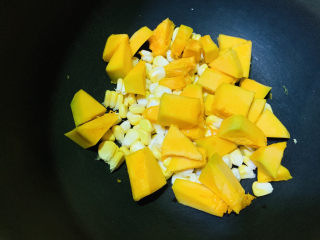 9、玉米南瓜粥,南瓜放入电饭煲