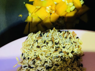 12、玉米南瓜粥,将洗净的三色米倒入电饭煲中