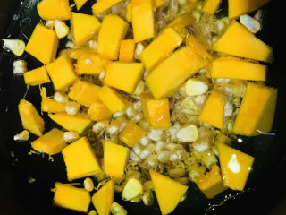 13、玉米南瓜粥,加入适量清水