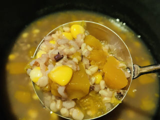 15、玉米南瓜粥,搅拌均匀，呈碗里