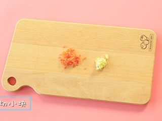 3、三色藜麦粥,胡萝卜去皮切小块，芦笋取中上段，去皮后切成小粒。