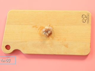 6、三色藜麦粥,虾肉切成小粒。