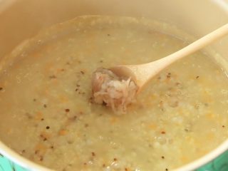 7、三色藜麦粥,在煮好的三色粥中加入虾仁，搅拌均匀后再煮5分钟就能出锅了 。