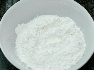 1、咸汤圆——香菇肉馅版,取一容器，放入糯米粉。