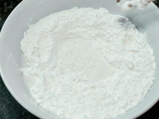 2、咸汤圆——香菇肉馅版,将温水分次倒入糯米粉中，调成湿度合适的面团。