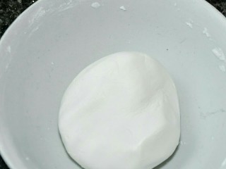 3、咸汤圆——香菇肉馅版,面团静置15分钟左右。