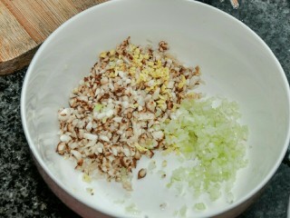 5、咸汤圆——香菇肉馅版,将瘦肉末、香菇末、姜末和葱末放入大碗中。