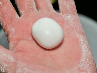 7、咸汤圆——香菇肉馅版,取大约15g左右的面团。