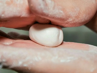 11、咸汤圆——香菇肉馅版,用两只手掌心将其搓圆。