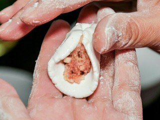 9、咸汤圆——香菇肉馅版,将肉馅放入。