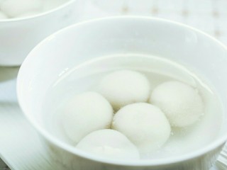 13、咸汤圆——香菇肉馅版,当汤圆全部浮在水面即可。