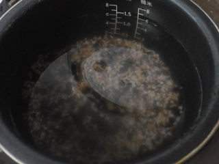 8、养生粥合集,加水到稠粥1.5水位！盖上盖子，选择熬粥键