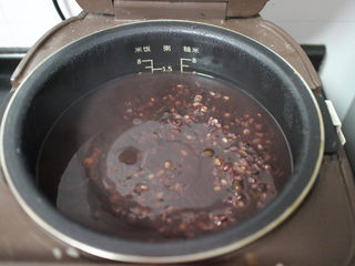 9、养生粥合集,煮到还剩下10分钟的时候，打开锅盖加冰糖，搅拌均匀，盖上盖子，继续煮完剩下的10分钟即可。不喜欢吃甜的，可以不加冰糖