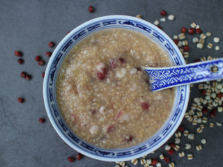 17、养生粥合集,成品。这次我做的小米粥里面加了薏米和红豆。要知道薏米可是很有营养价值的，不论用于滋补还是用于治病，作用都较为缓和，微寒而不伤胃。