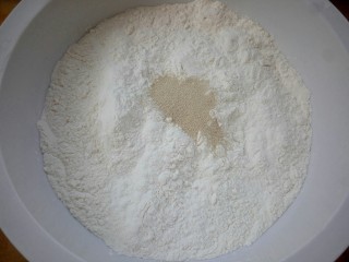1、中式点心+孔雀馒头,盆里放入面粉，酵母，白糖，边倒水边搅拌成面絮状