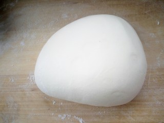 3、中式点心+孔雀馒头,取出在案板上揉匀排气