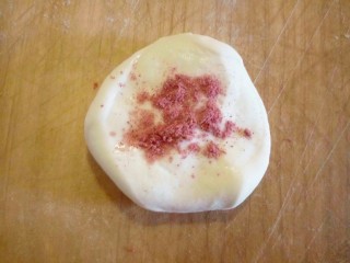 4、中式点心+孔雀馒头,取一小块面团加少许红曲粉揉成粉色面团