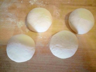 7、中式点心+孔雀馒头,揉好的面团平均分小剂子
