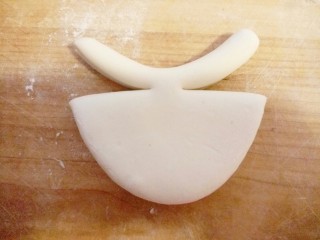 11、中式点心+孔雀馒头,用刀在一字边切两刀，如图