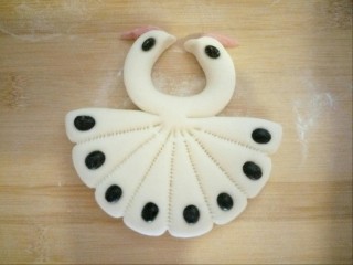 14、中式点心+孔雀馒头,黑豆装饰尾羽，用刀背顺着梳子压的花纹边推回去，漂亮的孔雀就做好了