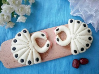 15、中式点心+孔雀馒头,都捏好后，锅里注水开火，锅开后，上锅蒸25分钟，焖5分钟出锅