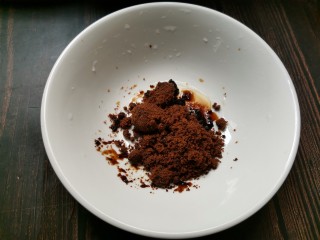 1、红糖开花馒头（只加酵母粉版）,碗中倒入红糖。