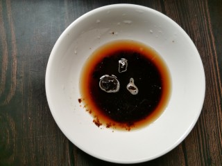 2、红糖开花馒头（只加酵母粉版）,加入温水。