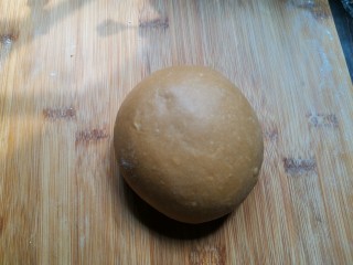 11、红糖开花馒头（只加酵母粉版）,揉至光滑。