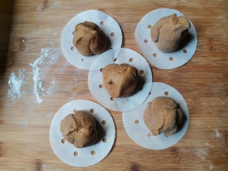 15、红糖开花馒头（只加酵母粉版）,用手揪成团（揪的时候动作要快，揪好就不要在去整理面团了）。