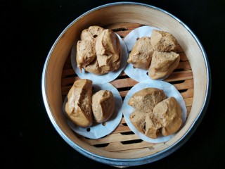 16、红糖开花馒头（只加酵母粉版）,把分好的面团放入烧开水的锅中，保持大火蒸10～15分钟左右，关火焖3～3分钟即可。