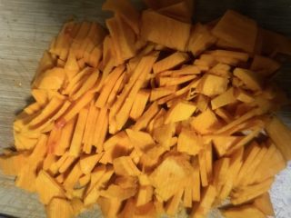 6、红枣南瓜粥,切薄片