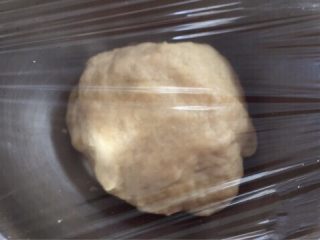 1、不怕吃坏牙的棒棒糖,白色面团：100克面粉+50克牛奶+8克糖+1克发酵粉，揉成光滑的面团，包上保鲜膜，放温暖处发酵至两倍大；