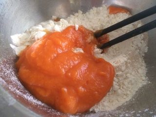 2、不怕吃坏牙的棒棒糖,黄色面团：100克面粉+50克南瓜泥+50克水+8克糖+1克酵母，同样揉成光滑的面团，包上保鲜膜，放温暖处发酵至两倍大；