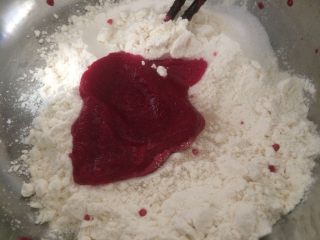 3、不怕吃坏牙的棒棒糖,粉色面团：100克面粉+50克甜菜根泥+50克水+8克糖+1克酵母，同样揉成光滑的面团，包上保鲜膜，放温暖处发酵至两倍大；