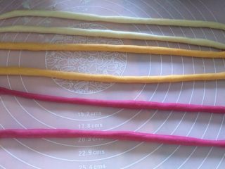 5、不怕吃坏牙的棒棒糖,取30克一个小面团搓成长条，此配方大概可以搓16-18根；