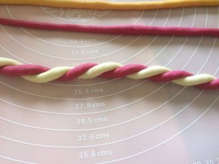 6、不怕吃坏牙的棒棒糖,取2根不同颜色的，头尾捏紧，扭成麻花状；