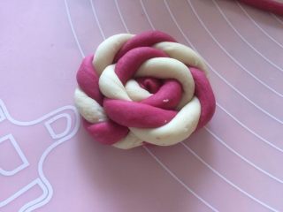 7、不怕吃坏牙的棒棒糖,从中间往外平着卷起，不要卷太紧，留一定发酵空间；