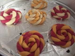 8、不怕吃坏牙的棒棒糖,棒棒糖造型全部做好后，放入蒸笼等待二发，然后水烧开，大火蒸10分钟，关火焖3分钟即可开盖。