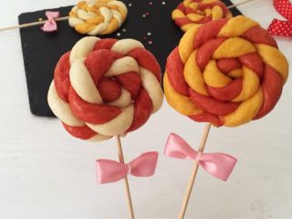 9、不怕吃坏牙的棒棒糖,松软的棒棒糖馒头出锅，插上竹签，装饰个小蝴蝶结，有木有很可爱？
