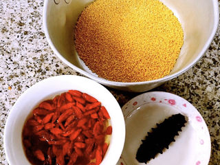 1、小米海参粥,准备原材料海参、小米、泡发好枸杞