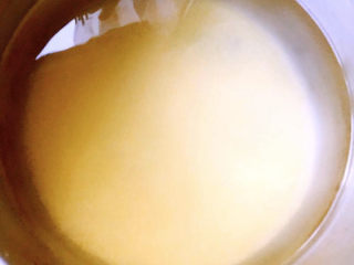 2、小米海参粥,小米用清水淘洗干净放入锅中添加适量清水大火煮沸