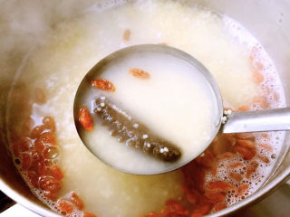 3、小米海参粥,小米煮至六成熟放入枸杞和海参继续中小火熬制