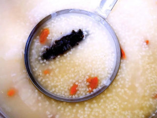 4、小米海参粥,小米熬制开花成粘稠状即可出锅享用