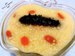 5、小米海参粥,小米海参粥装入容器中添加了枸杞营养更加丰富