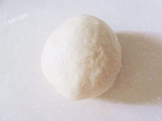 2、红曲酥，中式糕点,和成光滑的面团，静置半小时。