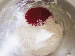 3、红曲酥，中式糕点,油酥材料：红曲粉和低筋面粉混合均匀。加入猪油