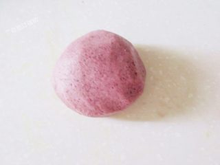 4、红曲酥，中式糕点,和成油酥面团，静置20分钟