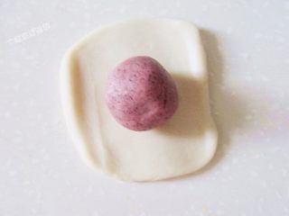 6、红曲酥，中式糕点,将油皮和油酥分别分割成5等分。盖保鲜膜静置10分钟。