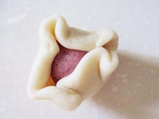 7、红曲酥，中式糕点, 取一份油皮压扁包入一份油酥