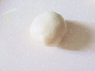 8、红曲酥，中式糕点,包成球状收口朝下